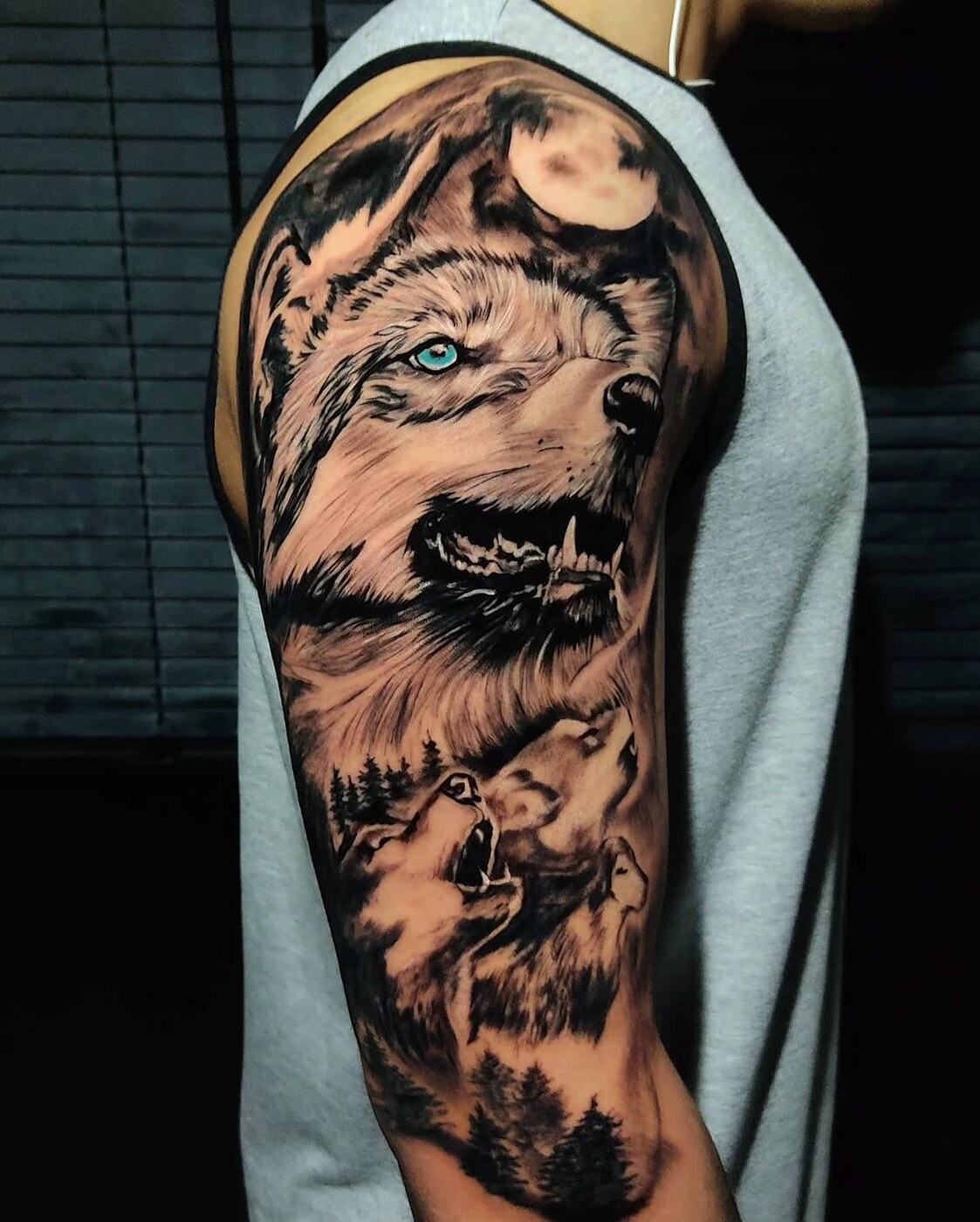 Tatuagem Lobo sob a lua — Realismo, Braço