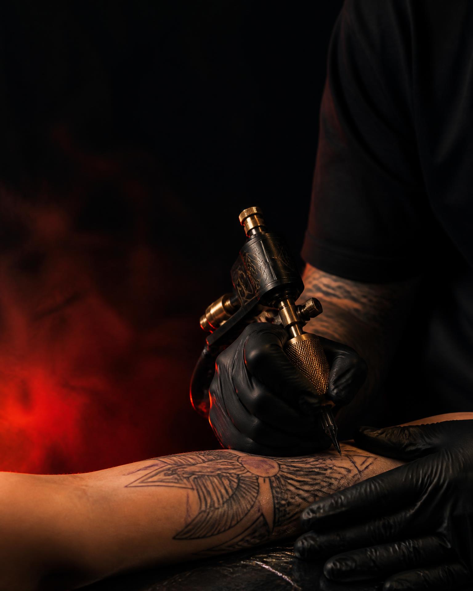 Tatuador trabalhando em uma peça autoral